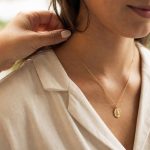 découvrez comment mettre et accrocher facilement une médaille pendante grâce à notre guide étape par étape pour un résultat élégant et sécurisé.
