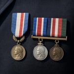 découvrez les différences entre le port d'une médaille pendante sur une barrette ou directement suspendue, et choisissez la méthode qui vous convient le mieux.